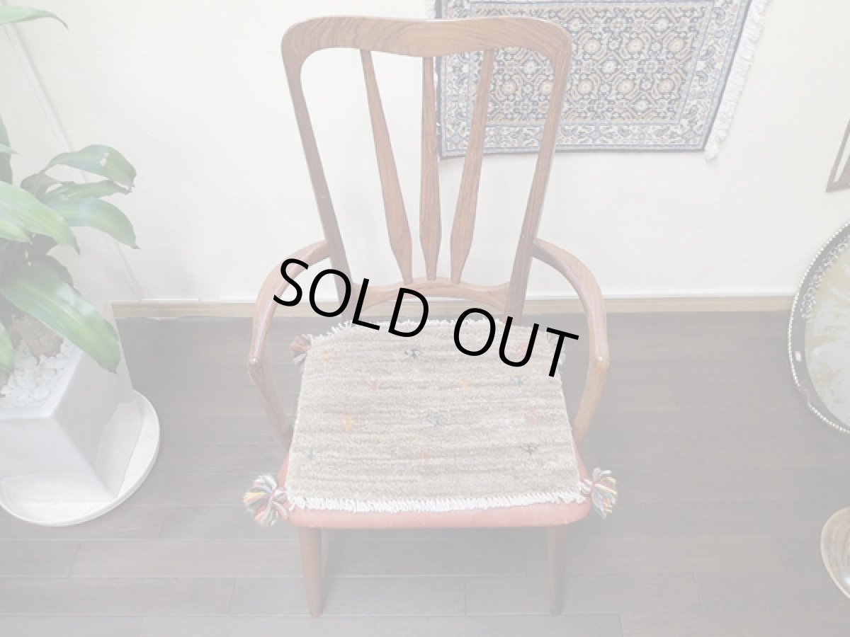 画像3: ペルシャ ミニ ギャッベ 座布団 サイズ 33 × 43 C27 ハンドメイド ラグ クッション 天然 ウール 手織り ギャベ 茶 マルチ カラー (3)