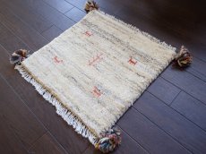 画像2: ペルシャ ミニ ギャッベ 座布団 サイズ 40 × 42  C6 ハンドメイド ラグ クッション 天然 ウール 手織り ギャベ ナチュラル クリーム オレンジ (2)