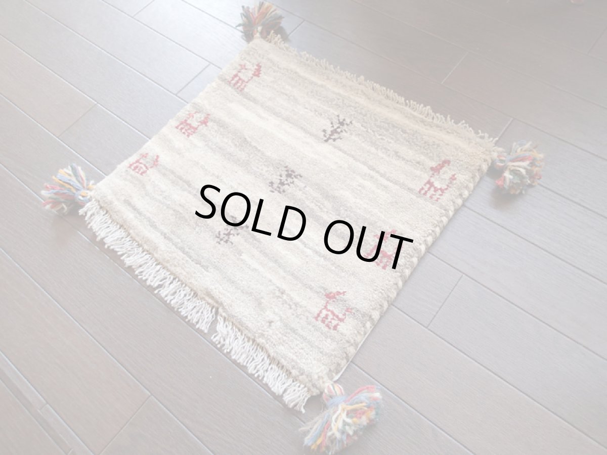 画像2: 手織りペルシャミニギャッベE71座布団サイズ36×39ハンドメイドラグ (2)