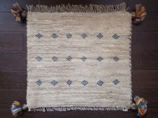 画像1: 手織りペルシャミニギャッベE73座布団サイズ37×40ハンドメイドラグ (1)