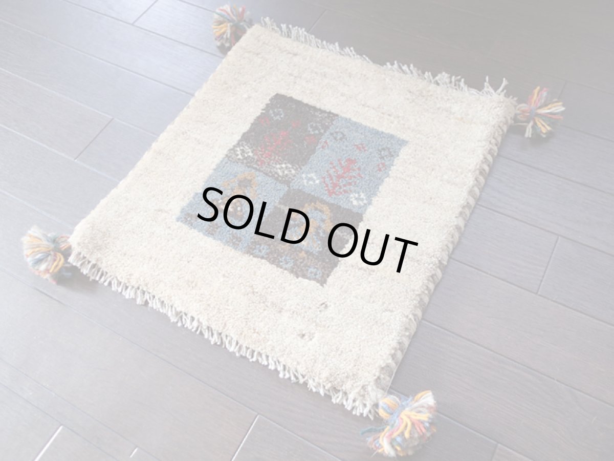 画像2: 手織りペルシャミニギャッベE77座布団サイズ39×38ハンドメイドラグ (2)