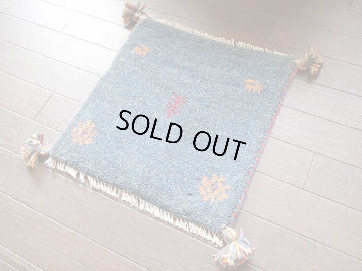 画像2: 手織りペルシャミニギャッベE79座布団サイズ39×38ハンドメイドラグ (2)