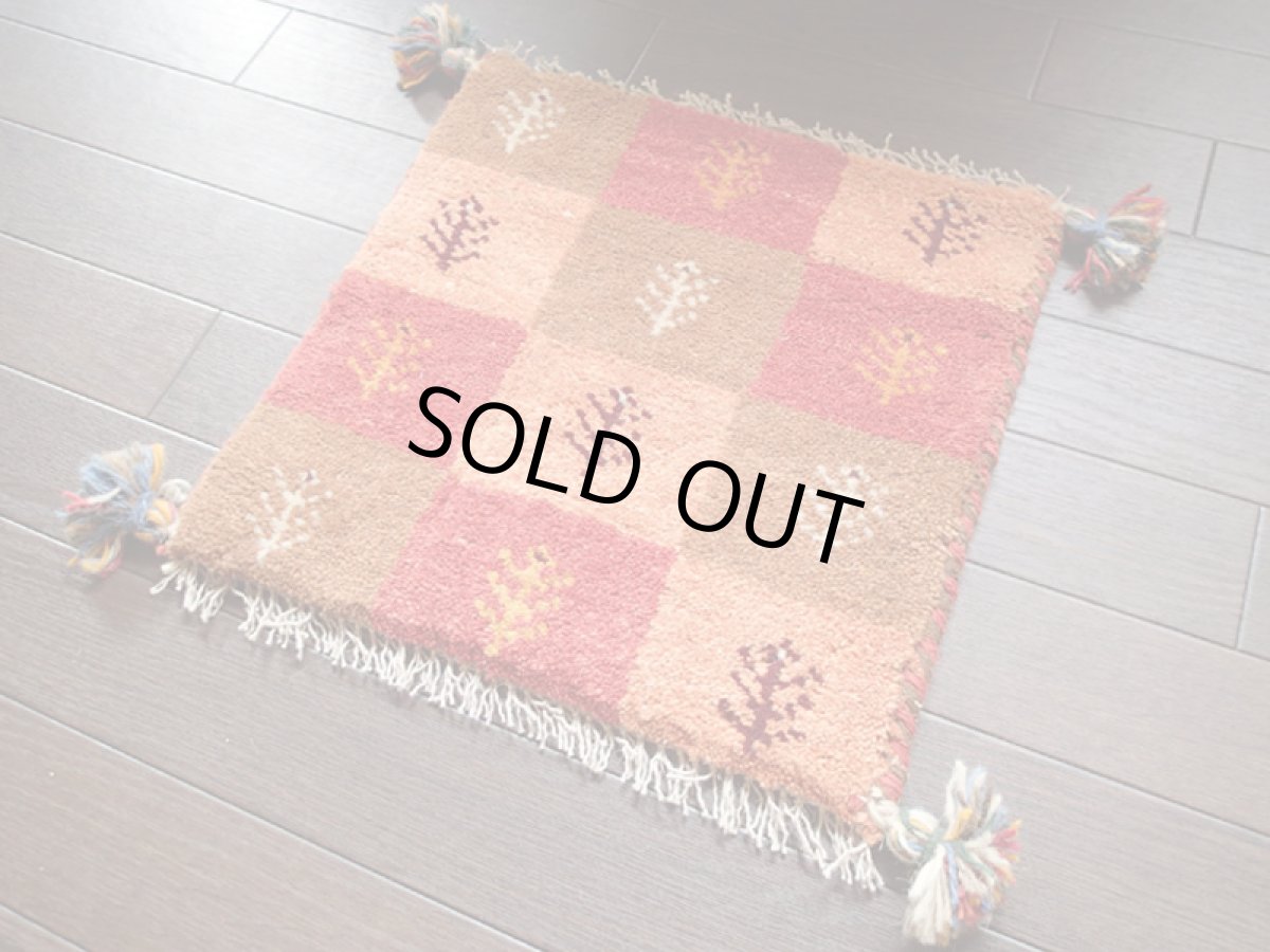 画像2: 手織りペルシャミニギャッベE84座布団サイズ36×37ハンドメイドラグ (2)