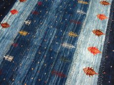 画像4: ペルシャ ギャッベ リビング サイズ 200 x 159 cm F159 ハンドメイド 天然 ウール 手織り ラグ 絨毯 カーペット グラデーション 青 ネイビー (4)