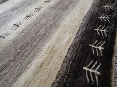 画像4: ペルシャ ギャッベ リビング サイズ 203 x 158 cm F180 ハンドメイド ギャベ 天然 ウール 手織り ラグ マット 絨毯 カーペット クリーム 茶 灰 (4)