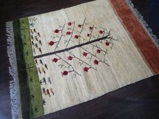 画像2: ペルシャ ギャッベ リビング サイズ 213 x 166 cm F129 ハンドメイド ギャベ 天然 ウール 手織り ラグ マット 絨毯 カーペット クリーム 赤 緑 (2)