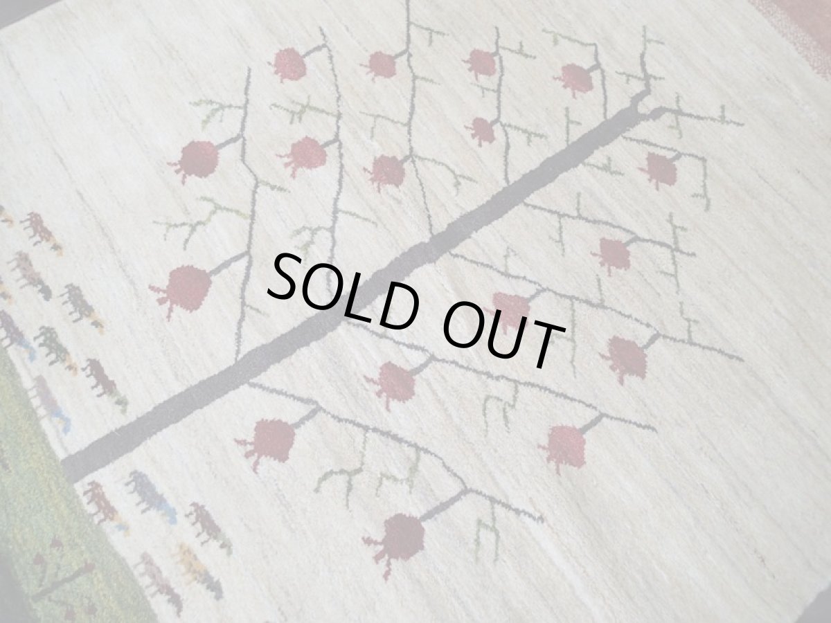 画像4: ペルシャ ギャッベ リビング サイズ 213 x 166 cm F129 ハンドメイド ギャベ 天然 ウール 手織り ラグ マット 絨毯 カーペット クリーム 赤 緑 (4)