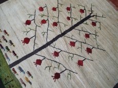 画像4: ペルシャ ギャッベ リビング サイズ 213 x 166 cm F129 ハンドメイド ギャベ 天然 ウール 手織り ラグ マット 絨毯 カーペット クリーム 赤 緑 (4)
