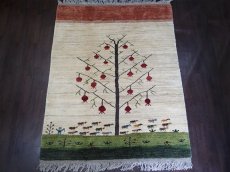 画像1: ペルシャ ギャッベ リビング サイズ 213 x 166 cm F129 ハンドメイド ギャベ 天然 ウール 手織り ラグ マット 絨毯 カーペット クリーム 赤 緑 (1)