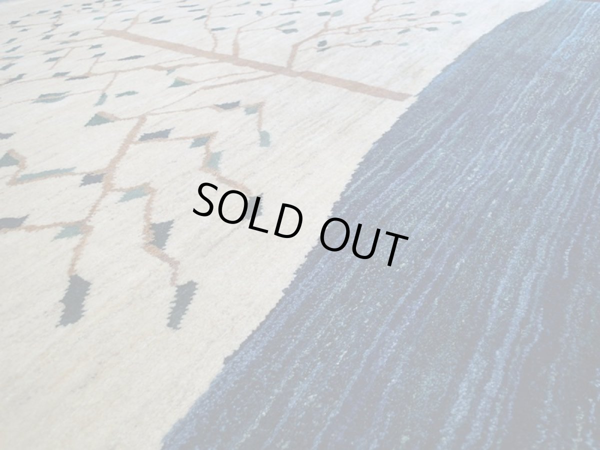 画像4: ペルシャ ギャッベ リビング サイズ 211 x 155 cm F156 ハンドメイド ギャベ 天然 ウール 手織り ラグ マット 絨毯 カーペット ナチュラル クリーム 青 藍 木 柄 (4)