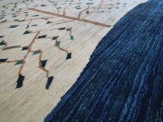 画像4: ペルシャ ギャッベ リビング サイズ 211 x 155 cm F156 ハンドメイド ギャベ 天然 ウール 手織り ラグ マット 絨毯 カーペット ナチュラル クリーム 青 藍 木 柄 (4)