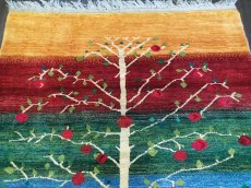 画像3: ペルシャ ギャッベ リビング サイズ 208 x 160 cm F159 ハンドメイド ギャベ 天然 ウール 手織り ラグ マット 絨毯 カーペット クリーム 赤 緑 青 藍 カラフル グラデーション 木 柄 (3)