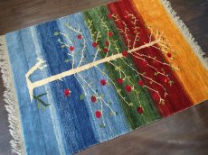 画像2: ペルシャ ギャッベ リビング サイズ 208 x 160 cm F159 ハンドメイド ギャベ 天然 ウール 手織り ラグ マット 絨毯 カーペット クリーム 赤 緑 青 藍 カラフル グラデーション 木 柄 (2)