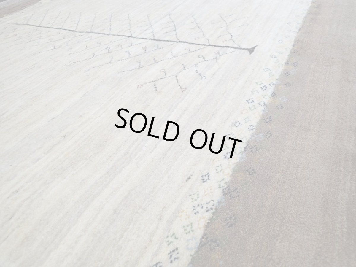 画像4: ペルシャ ギャッベ リビング サイズ  205 x  160 cm F169 ハンドメイド ギャベ 天然 ウール 手織り ラグ マット 絨毯 カーペット ナチュラル クリーム 茶 木 柄 (4)