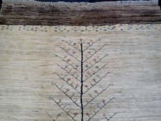 画像3: ペルシャ ギャッベ リビング サイズ  205 x  160 cm F169 ハンドメイド ギャベ 天然 ウール 手織り ラグ マット 絨毯 カーペット ナチュラル クリーム 茶 木 柄 (3)