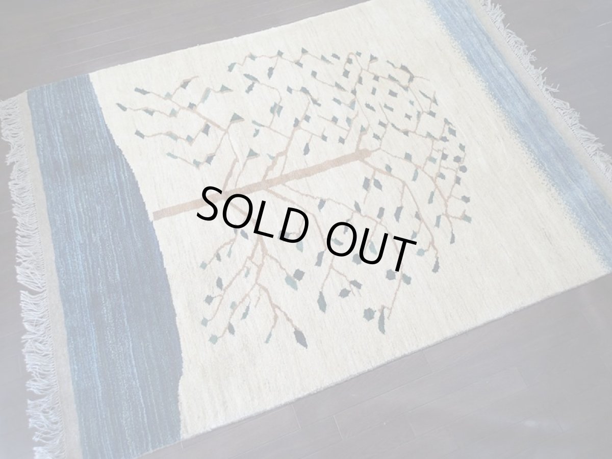 画像2: ペルシャ ギャッベ リビング サイズ 211 x 155 cm F156 ハンドメイド ギャベ 天然 ウール 手織り ラグ マット 絨毯 カーペット ナチュラル クリーム 青 藍 木 柄 (2)