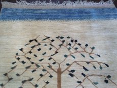画像3: ペルシャ ギャッベ リビング サイズ 211 x 155 cm F156 ハンドメイド ギャベ 天然 ウール 手織り ラグ マット 絨毯 カーペット ナチュラル クリーム 青 藍 木 柄 (3)