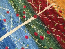 画像4: ペルシャ ギャッベ リビング サイズ 208 x 160 cm F159 ハンドメイド ギャベ 天然 ウール 手織り ラグ マット 絨毯 カーペット クリーム 赤 緑 青 藍 カラフル グラデーション 木 柄 (4)