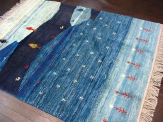 画像1: ペルシャ ギャッベ リビング サイズ 211 x 155 cm F152 ハンドメイド ギャベ 天然 ウール 手織り ラグ マット 絨毯 カーペット 藍 青 ネイビー カラフル 風景 柄 (1)