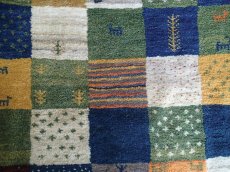 画像8: ペルシャ ギャッベ リビング サイズ 192 x 154 cm 91 ハンドメイド 天然 ウール 手織り ラグ 絨毯 カーペット ナチュラル クリーム 藍 紺 青 ネイビー 動物 木 柄 (8)