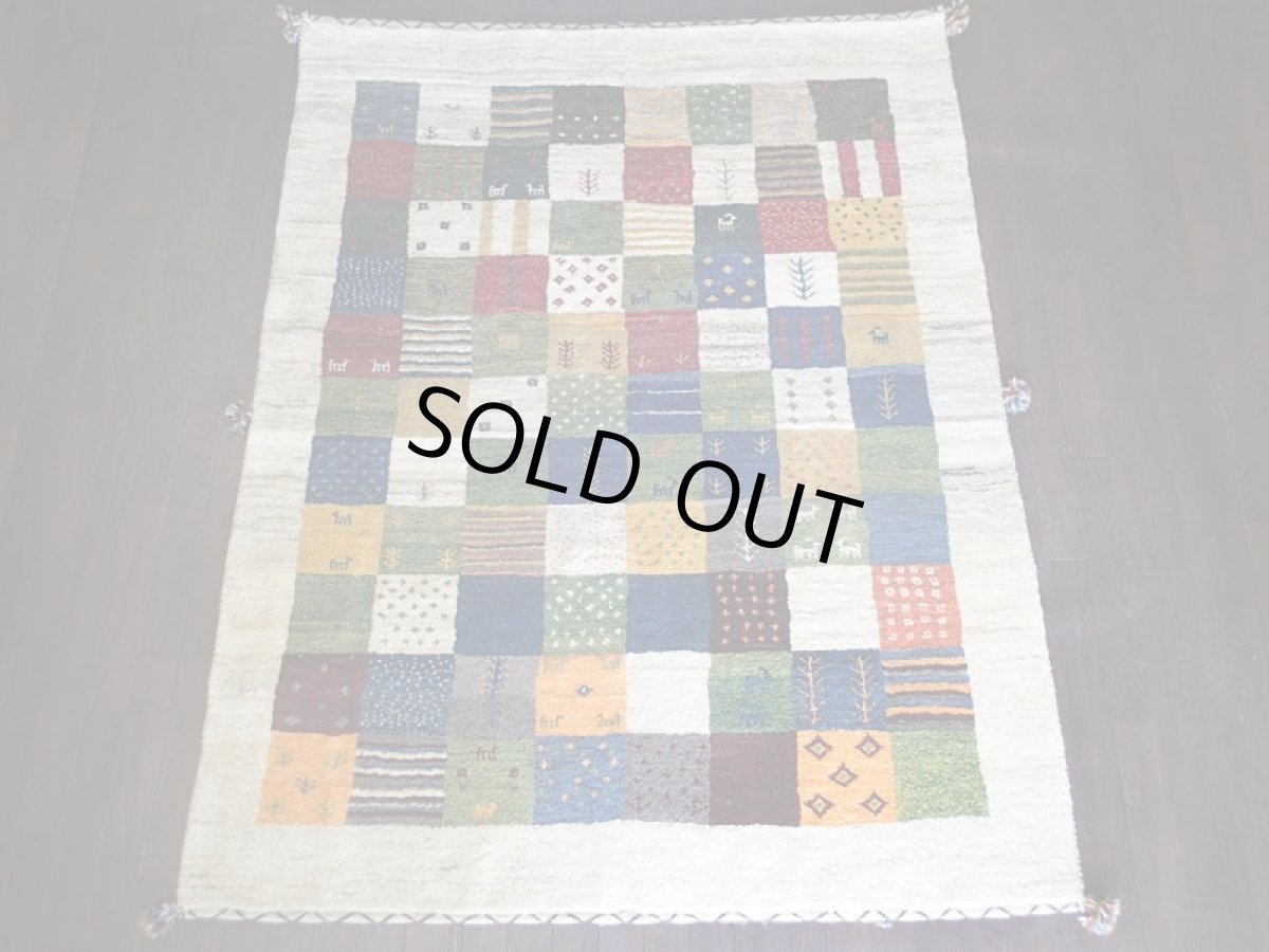 画像4: ペルシャ ギャッベ リビング サイズ 192 x 154 cm 91 ハンドメイド 天然 ウール 手織り ラグ 絨毯 カーペット ナチュラル クリーム 藍 紺 青 ネイビー 動物 木 柄 (4)