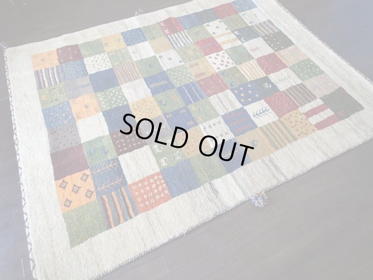 画像3: ペルシャ ギャッベ リビング サイズ 192 x 154 cm 91 ハンドメイド 天然 ウール 手織り ラグ 絨毯 カーペット ナチュラル クリーム 藍 紺 青 ネイビー 動物 木 柄 (3)