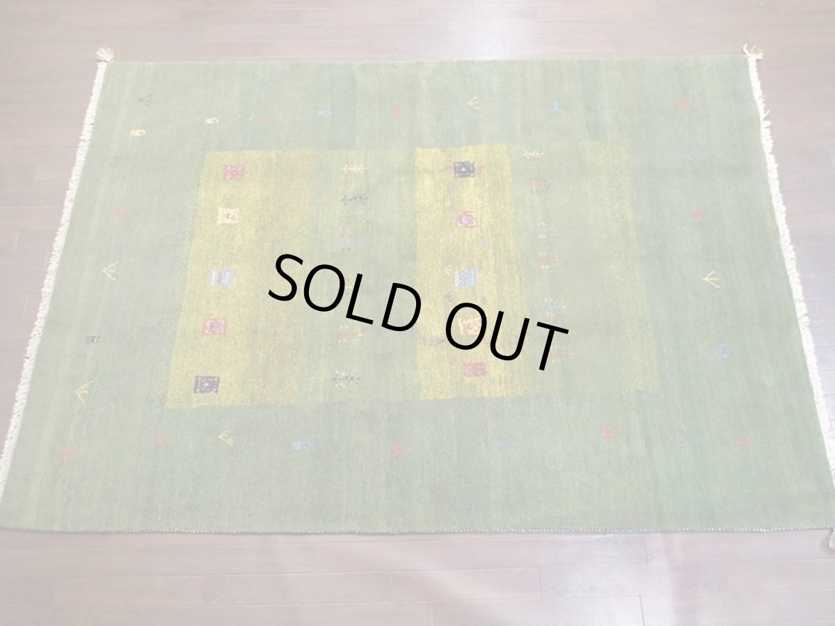 画像2: ペルシャ ギャッベ リビング 2.3m サイズ ラグ 235 x 163 cm 18 ハンドメイド ギャベ 天然 ウール 手織り 絨毯 カーペット 緑 黄 シンプル 動物  木 柄 (2)