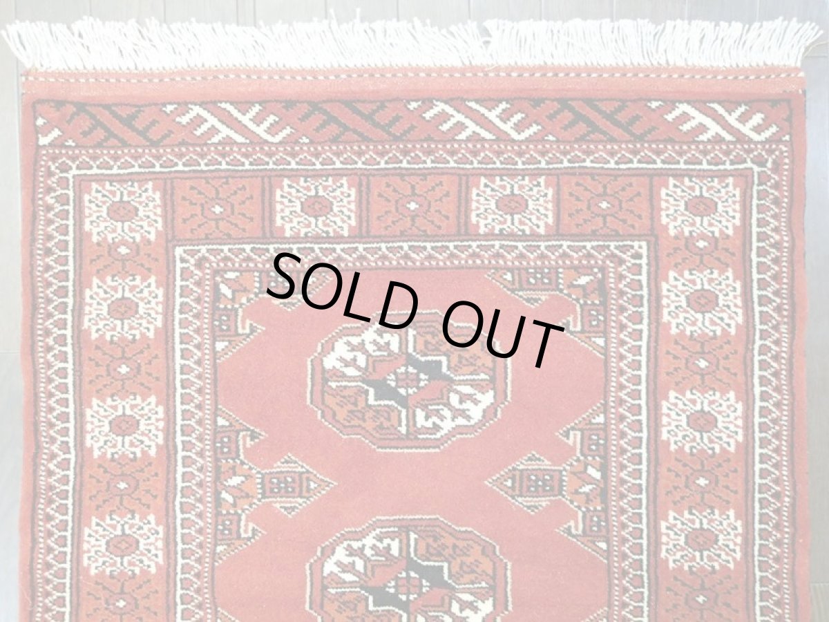 画像4: 新品 トルクメン ペルシャ 絨毯 1.2m アクセント サイズ 120 x 81 cm 206 トライバル ラグ 天然 ウール 敷物 マット カーペット エンジ 赤 白 (4)