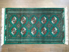 画像2: 新品 トルクメン ペルシャ 絨毯 1.3m アクセント サイズ 133 x 77 cm 188 トライバル ラグ 天然 ウール 敷物 マット カーペット 緑 エンジ (2)