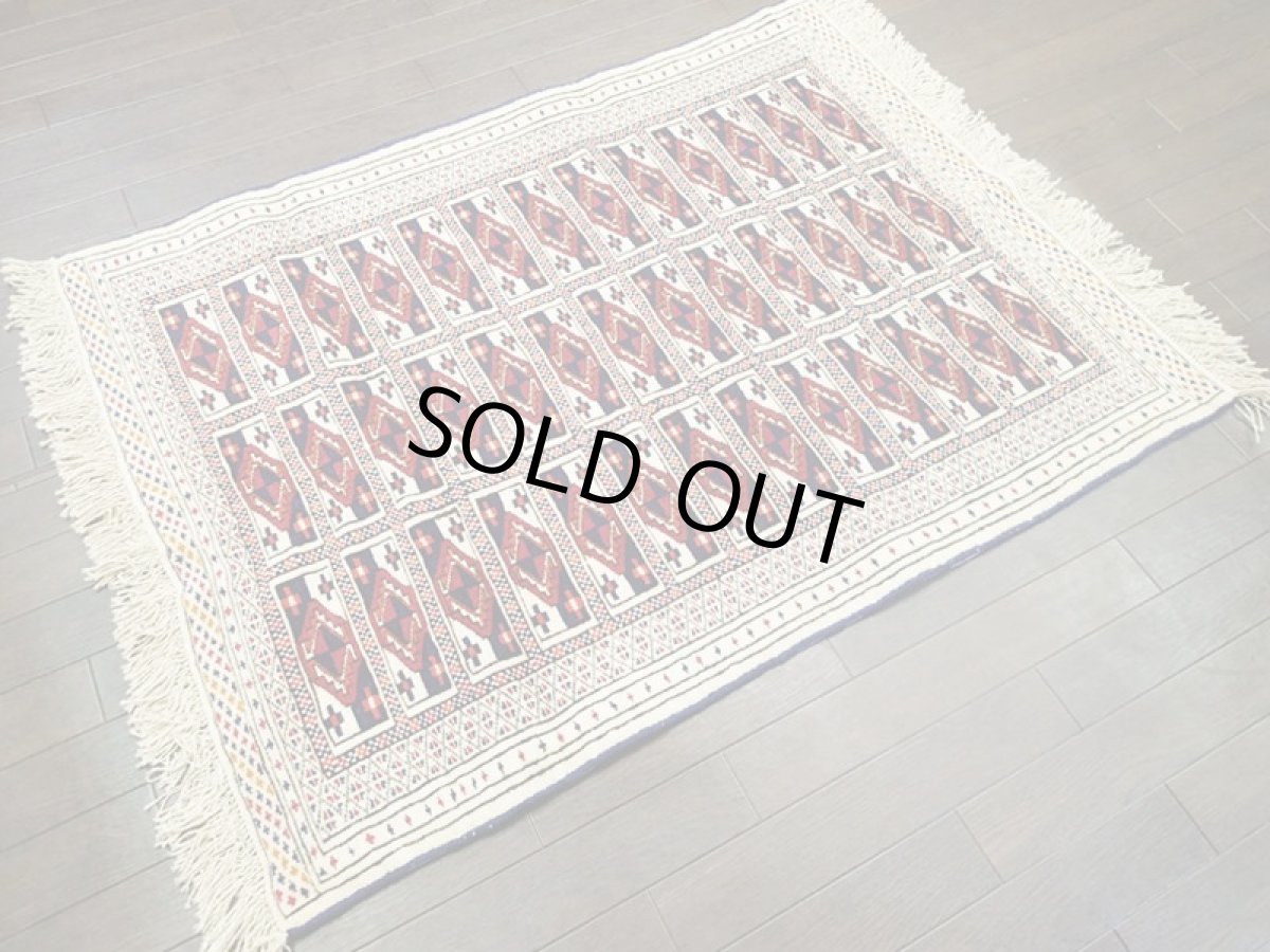 画像3: 新品 トルクメン ペルシャ 絨毯 1.2m アクセント サイズ 121 x 88 cm 32 トライバル ラグ 天然 ウール 敷物 マット カーペット 生成り 白 紺 赤 オレンジ 黄 青 (3)