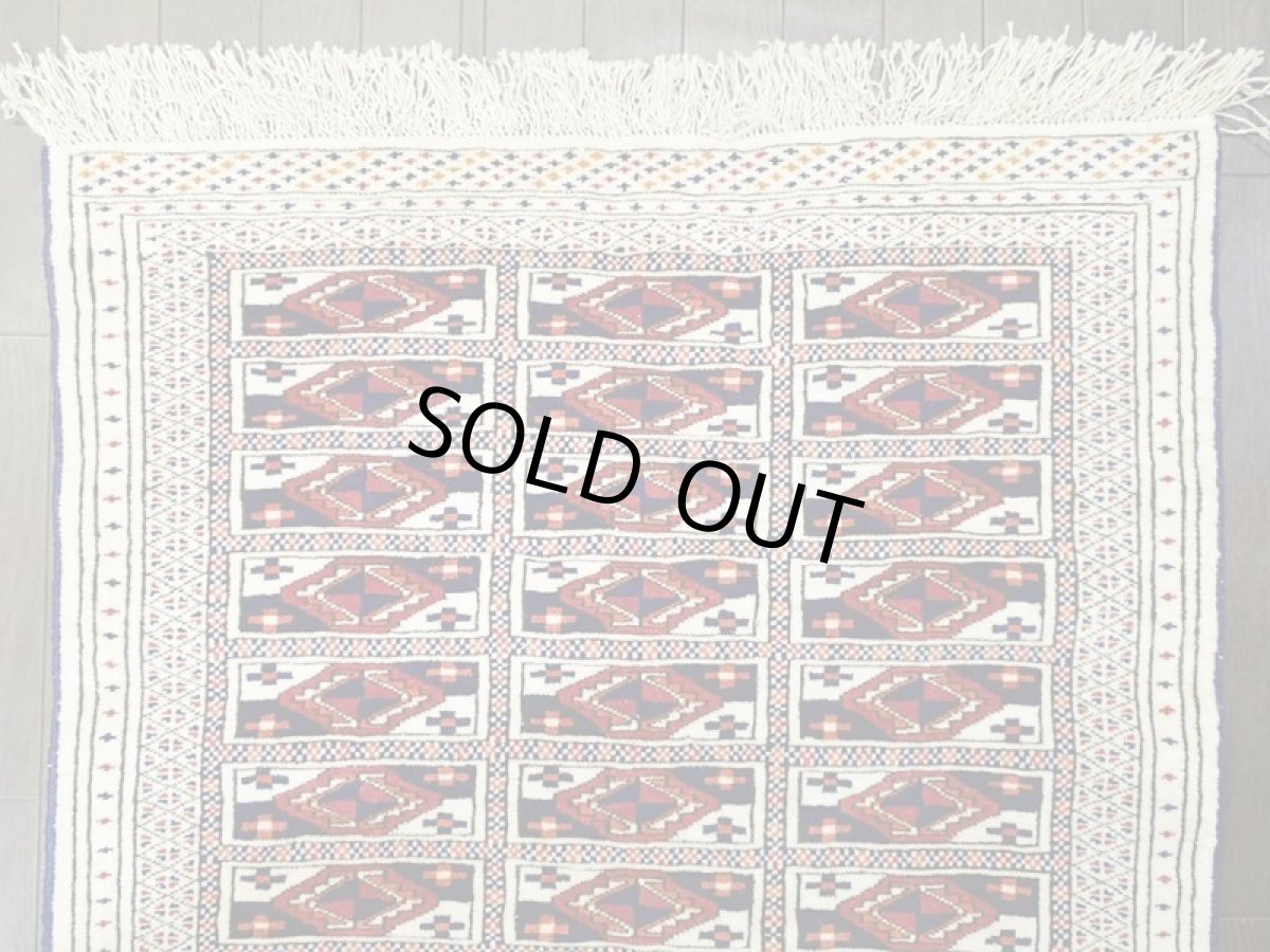 画像4: 新品 トルクメン ペルシャ 絨毯 1.2m アクセント サイズ 121 x 88 cm 32 トライバル ラグ 天然 ウール 敷物 マット カーペット 生成り 白 紺 赤 オレンジ 黄 青 (4)