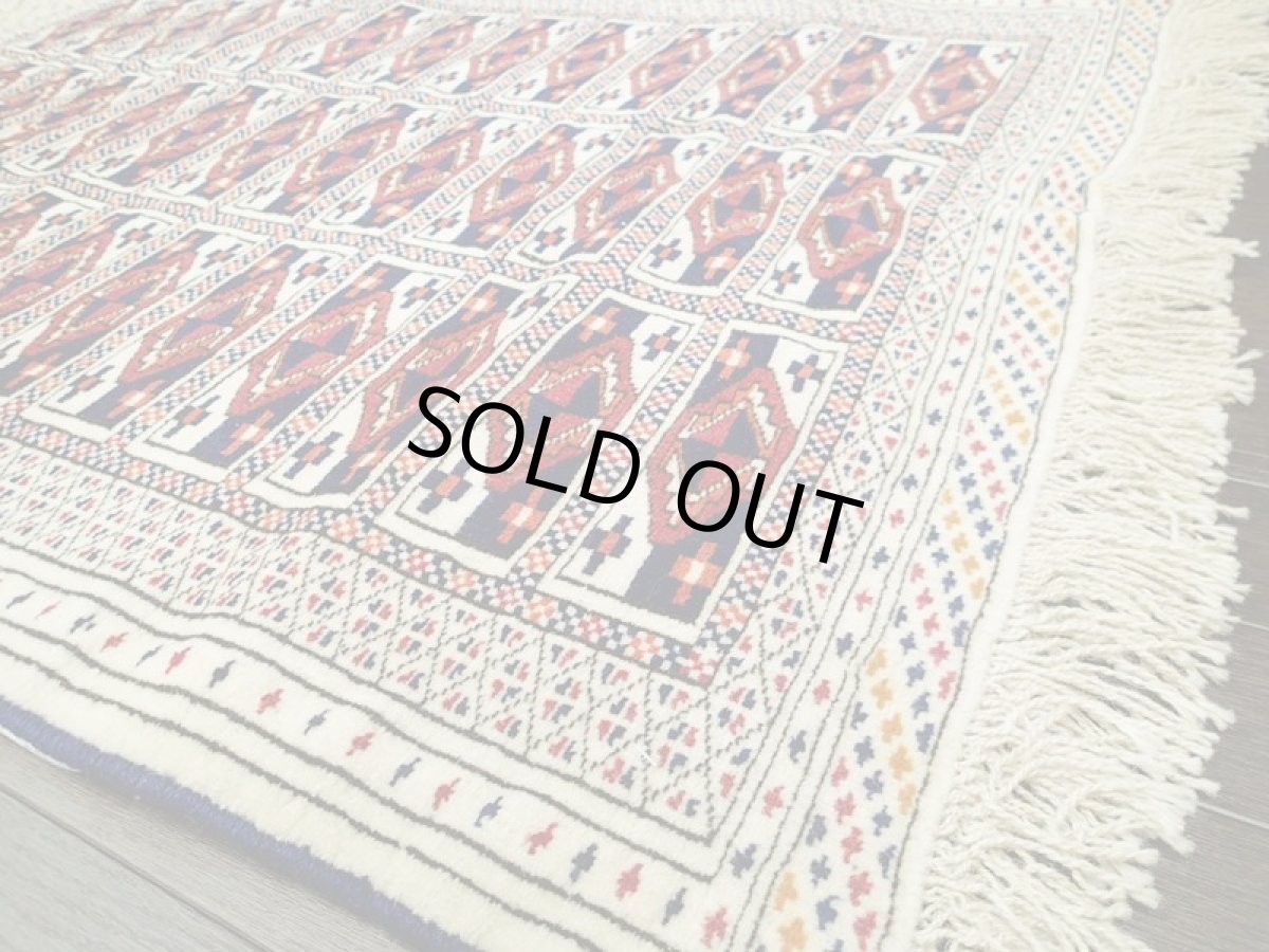 画像6: 新品 トルクメン ペルシャ 絨毯 1.2m アクセント サイズ 121 x 88 cm 32 トライバル ラグ 天然 ウール 敷物 マット カーペット 生成り 白 紺 赤 オレンジ 黄 青 (6)