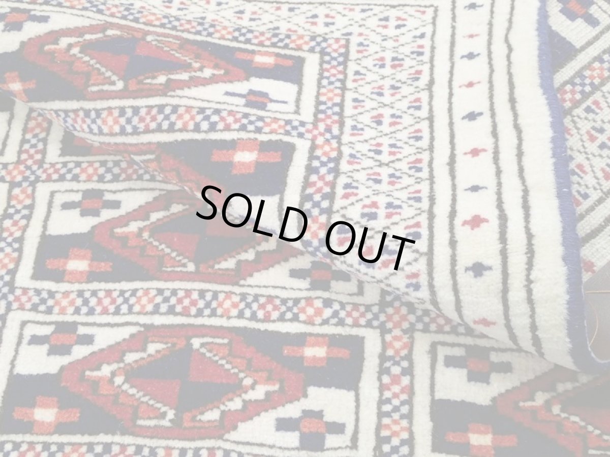 画像8: 新品 トルクメン ペルシャ 絨毯 1.2m アクセント サイズ 121 x 88 cm 32 トライバル ラグ 天然 ウール 敷物 マット カーペット 生成り 白 紺 赤 オレンジ 黄 青 (8)