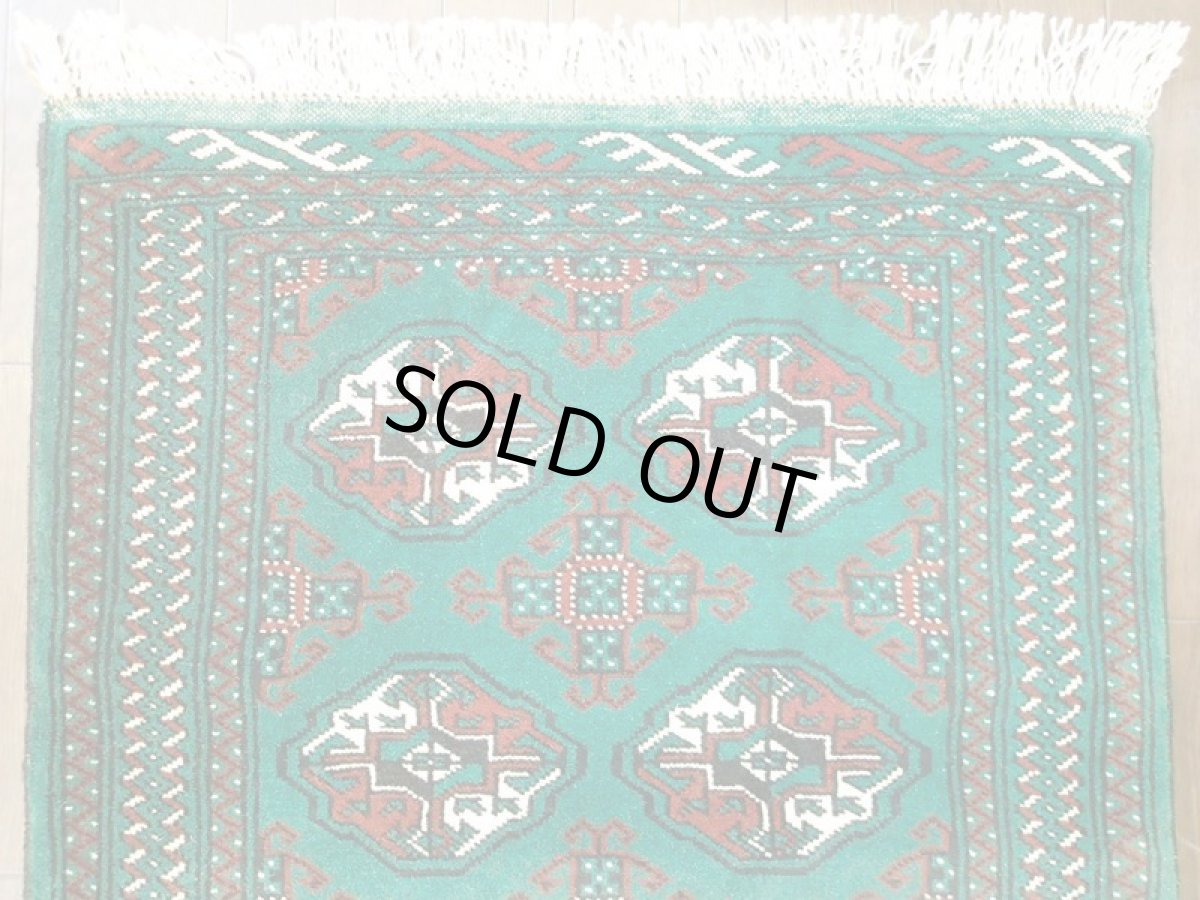 画像3: 新品 トルクメン ペルシャ 絨毯 1.3m アクセント サイズ 133 x 77 cm 188 トライバル ラグ 天然 ウール 敷物 マット カーペット 緑 エンジ (3)