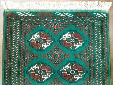 画像3: 新品 トルクメン ペルシャ 絨毯 1.3m アクセント サイズ 133 x 77 cm 188 トライバル ラグ 天然 ウール 敷物 マット カーペット 緑 エンジ (3)