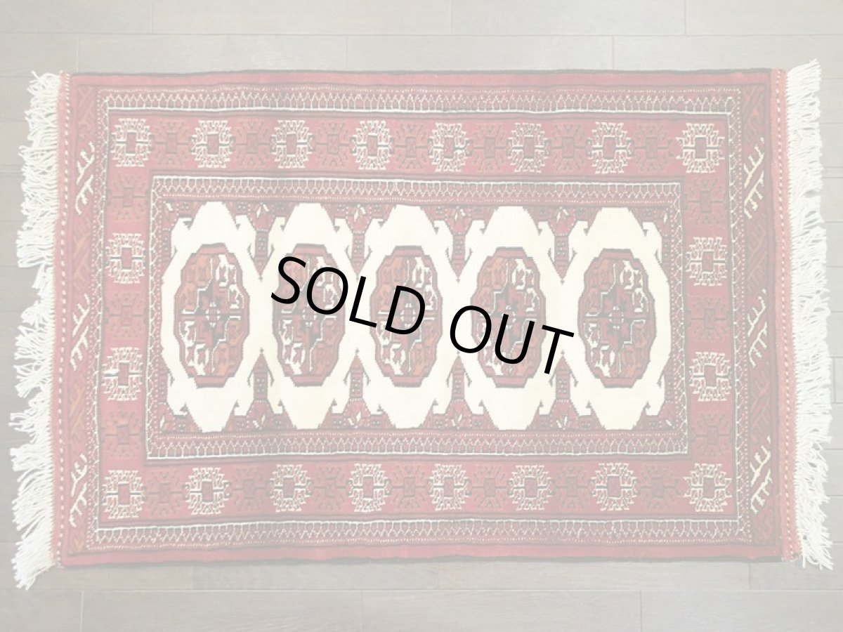 画像2: 新品 トルクメン ペルシャ 絨毯 1.2m アクセント サイズ 122 x 81 cm 197 トライバル ラグ 天然 ウール 敷物 マット カーペット 赤 エンジ クリーム 民族 柄 (2)