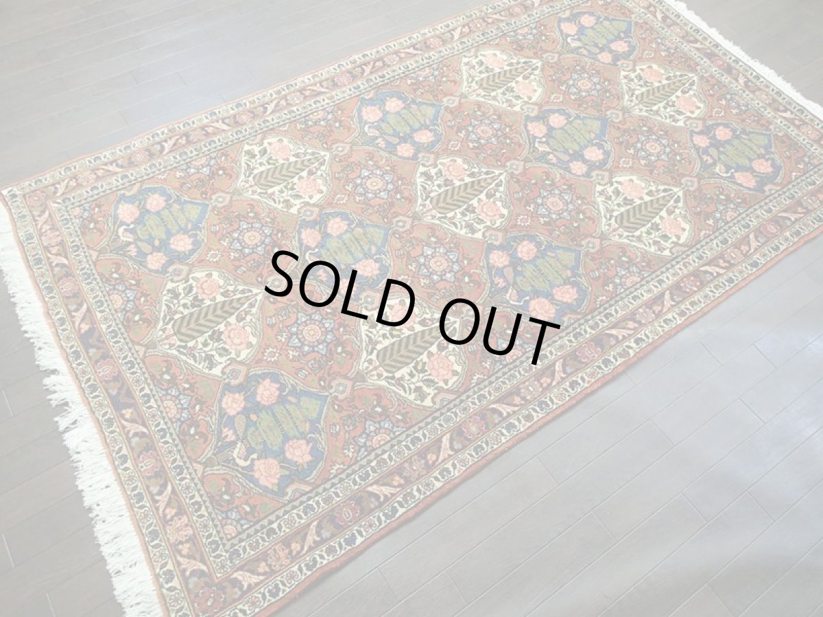 画像4: 美品 ペルシャ 絨毯 バクティアリ 2.2m リビング ダイニング サイズ 218 x 128 cm 20C 手織り トライバル ラグ 天然 ウール 敷物 マット カーペット クリーム 茶 オレンジ 紺 カラフル ブロック 花柄 庭園 ヴィンテージ OLD a-20C-218128a055 (4)