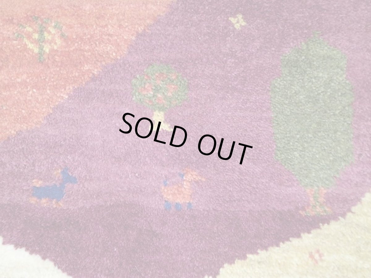 画像11: 新品 ペルシャ ギャッベ 1.3m アクセント サイズ 127 x 90 cm n212 ハンドメイド ギャベ 手織り トライバル ラグ 天然 ウール 敷物 マット カーペット クリーム 紫 青 赤 緑 カラフル マルチカラー 女の子 動物 風景 (11)