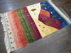 画像5: 新品 ペルシャ ギャッベ 1.3m アクセント サイズ 127 x 90 cm n212 ハンドメイド ギャベ 手織り トライバル ラグ 天然 ウール 敷物 マット カーペット クリーム 紫 青 赤 緑 カラフル マルチカラー 女の子 動物 風景 (5)