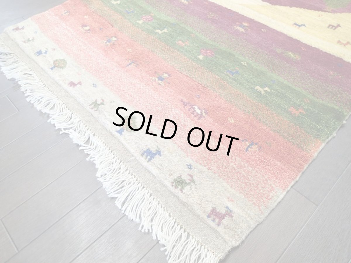 画像8: 新品 ペルシャ ギャッベ 1.3m アクセント サイズ 127 x 90 cm n212 ハンドメイド ギャベ 手織り トライバル ラグ 天然 ウール 敷物 マット カーペット クリーム 紫 青 赤 緑 カラフル マルチカラー 女の子 動物 風景 (8)