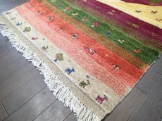 画像8: 新品 ペルシャ ギャッベ 1.3m アクセント サイズ 127 x 90 cm n212 ハンドメイド ギャベ 手織り トライバル ラグ 天然 ウール 敷物 マット カーペット クリーム 紫 青 赤 緑 カラフル マルチカラー 女の子 動物 風景 (8)