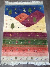 画像6: 新品 ペルシャ ギャッベ 1.3m アクセント サイズ 127 x 90 cm n212 ハンドメイド ギャベ 手織り トライバル ラグ 天然 ウール 敷物 マット カーペット クリーム 紫 青 赤 緑 カラフル マルチカラー 女の子 動物 風景 (6)