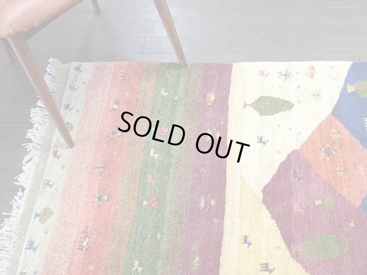 画像2: 新品 ペルシャ ギャッベ 1.3m アクセント サイズ 127 x 90 cm n212 ハンドメイド ギャベ 手織り トライバル ラグ 天然 ウール 敷物 マット カーペット クリーム 紫 青 赤 緑 カラフル マルチカラー 女の子 動物 風景 (2)