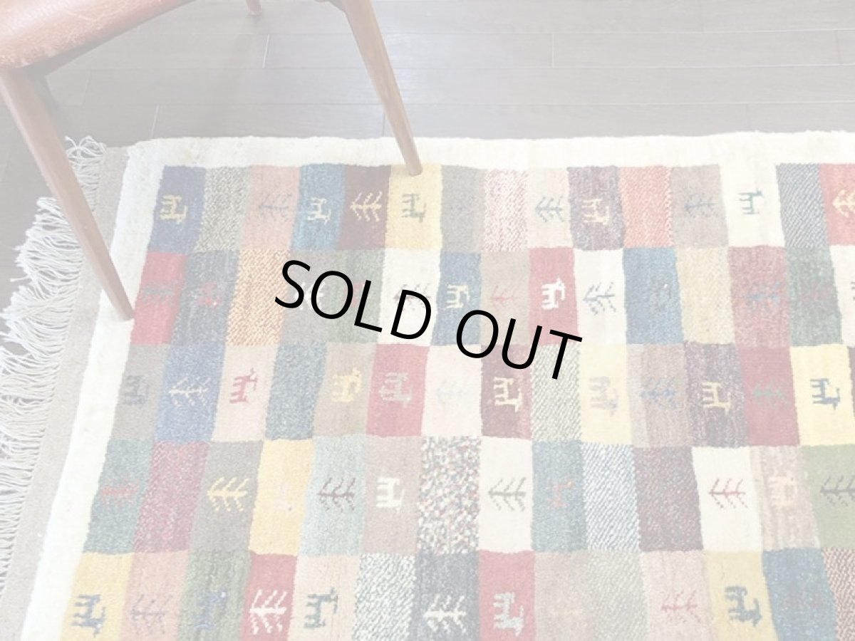 画像2: 新品 ペルシャ ギャッベ 1.3m アクセント サイズ 130 x 88 cm f1 ハンドメイド ギャベ 手織り トライバル ラグ 天然 ウール 敷物 マット カーペット クリーム カラフル マルチカラー 木 動物 パッチワーク柄 (2)