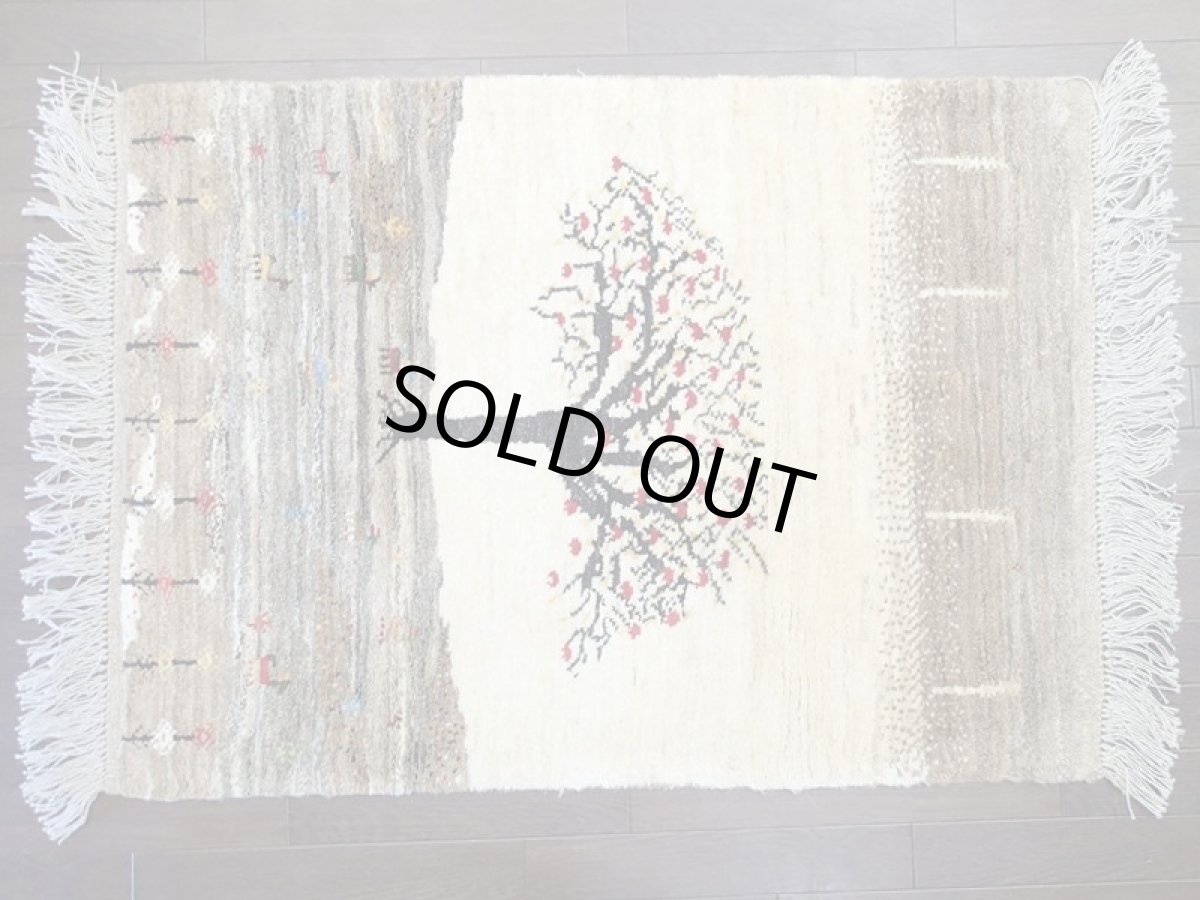 画像2: 新品 ペルシャ ギャッベ 1.2m アクセント サイズ 118 x 87 cm f183 ハンドメイド ギャベ 手織り トライバル ラグ 天然 ウール 敷物 マット カーペット クリーム ザクロ 木 動物 風景 (2)