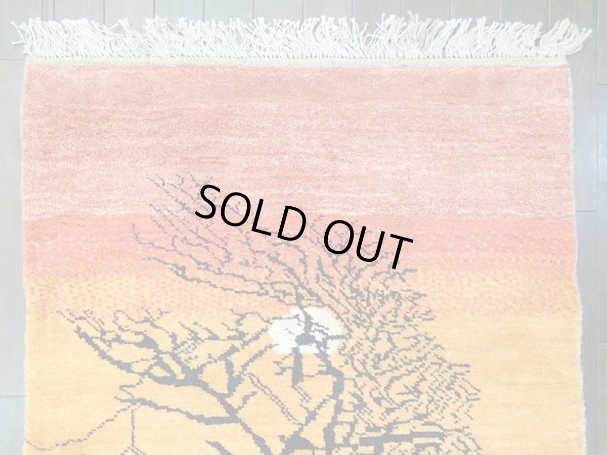 画像5: 新品 ペルシャ ギャッベ 1.2m アクセント サイズ 115 x 84 cm n216 ハンドメイド ギャベ 手織り トライバル ラグ 天然 ウール 敷物 マット カーペット 赤 オレンジ 緑 カラフル ラスタカラー 木 動物 夕焼け 風景 (5)