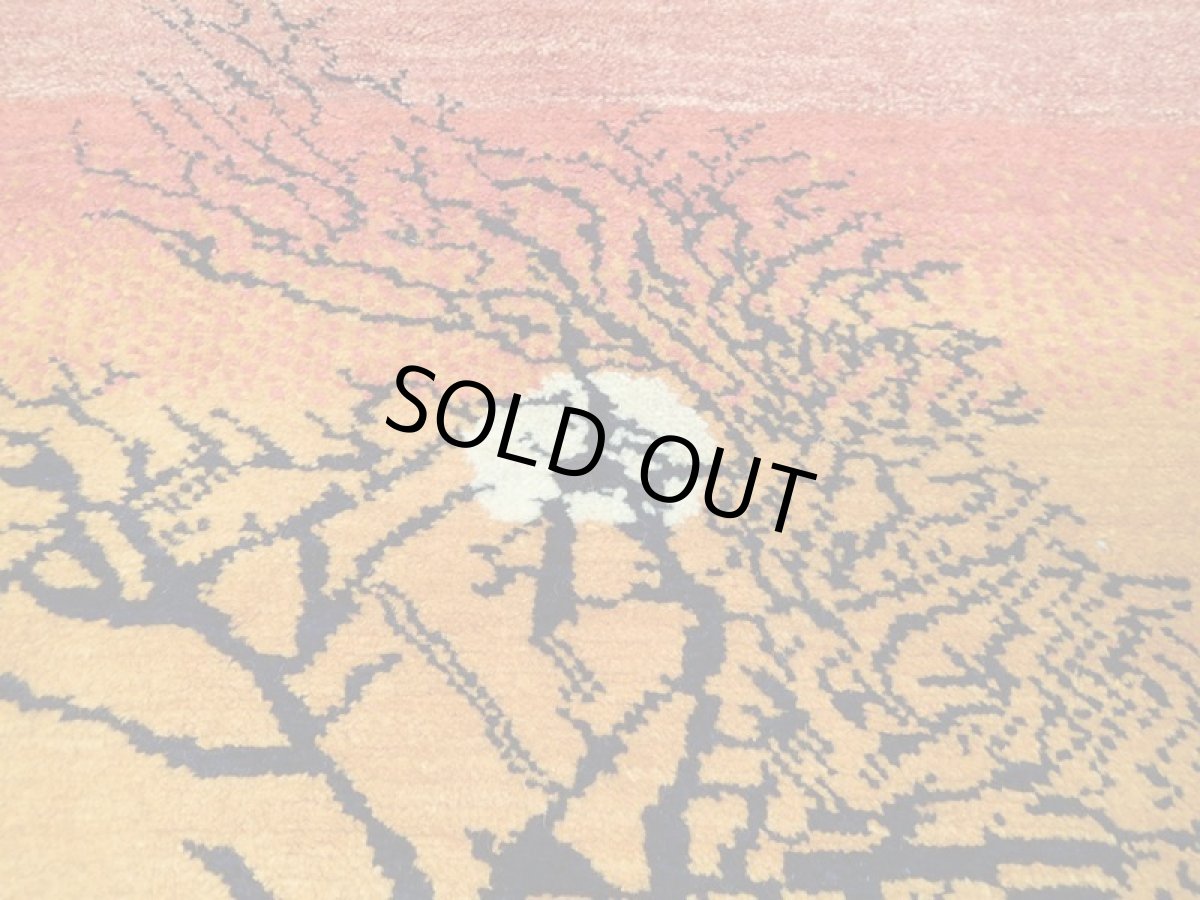 画像9: 新品 ペルシャ ギャッベ 1.2m アクセント サイズ 115 x 84 cm n216 ハンドメイド ギャベ 手織り トライバル ラグ 天然 ウール 敷物 マット カーペット 赤 オレンジ 緑 カラフル ラスタカラー 木 動物 夕焼け 風景 (9)