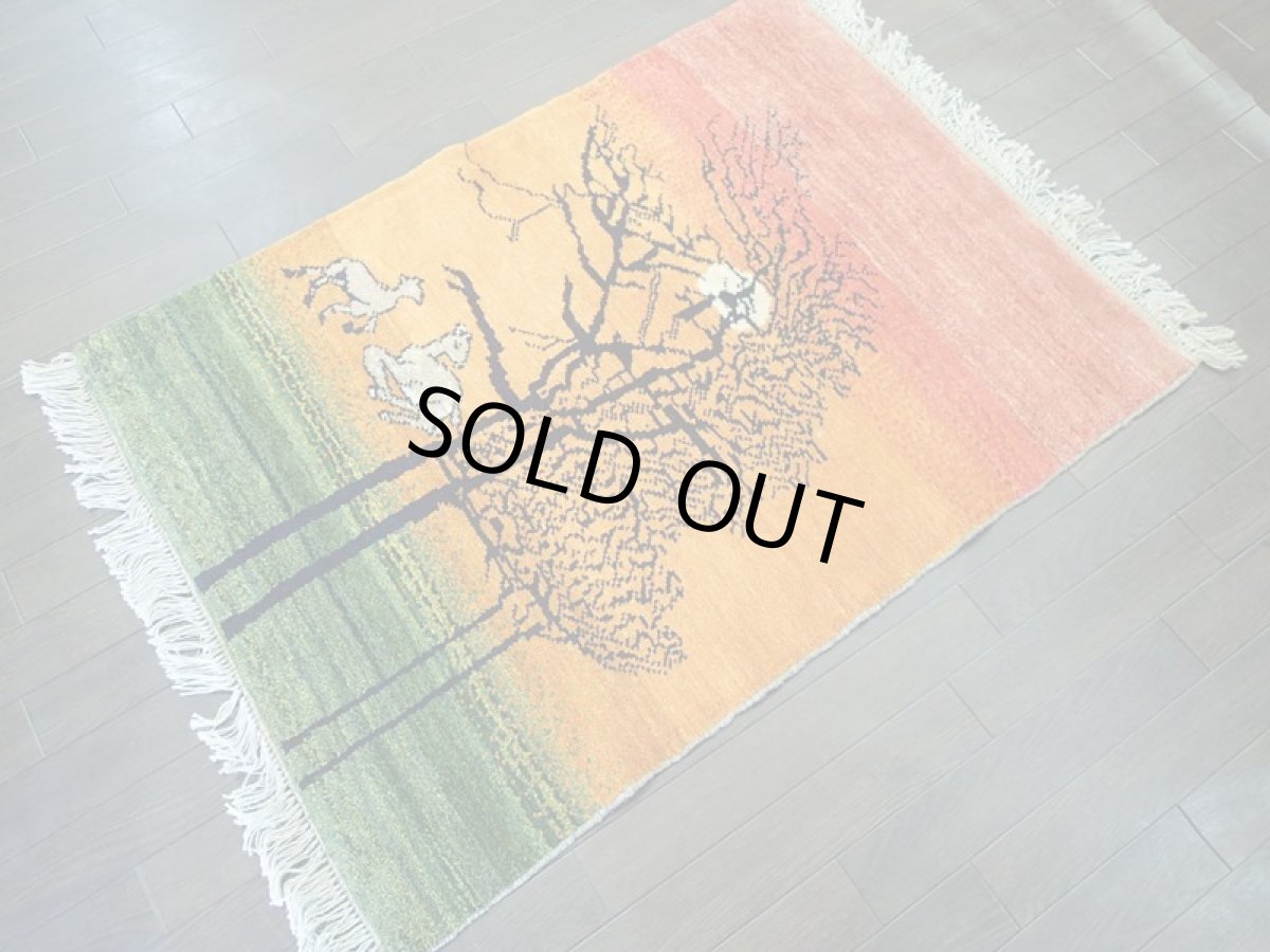 画像4: 新品 ペルシャ ギャッベ 1.2m アクセント サイズ 115 x 84 cm n216 ハンドメイド ギャベ 手織り トライバル ラグ 天然 ウール 敷物 マット カーペット 赤 オレンジ 緑 カラフル ラスタカラー 木 動物 夕焼け 風景 (4)