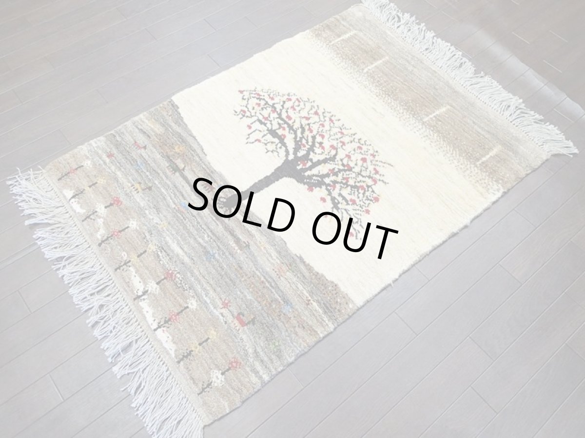 画像4: 新品 ペルシャ ギャッベ 1.2m アクセント サイズ 118 x 87 cm f183 ハンドメイド ギャベ 手織り トライバル ラグ 天然 ウール 敷物 マット カーペット クリーム ザクロ 木 動物 風景 (4)