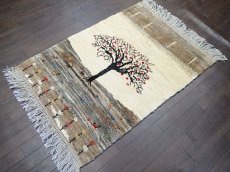 画像4: 新品 ペルシャ ギャッベ 1.2m アクセント サイズ 118 x 87 cm f183 ハンドメイド ギャベ 手織り トライバル ラグ 天然 ウール 敷物 マット カーペット クリーム ザクロ 木 動物 風景 (4)